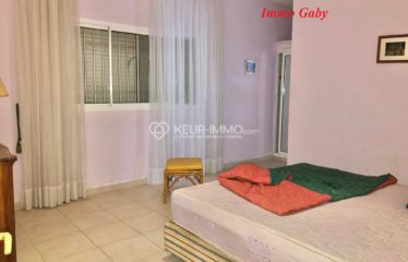 Villa de grand standing située à quelques mètres de la plage, proche des commerces. 2 000 m² de terrain arboré.