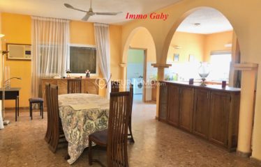 Villa de grand standing située à quelques mètres de la plage, proche des commerces. 2 000 m² de terrain arboré.