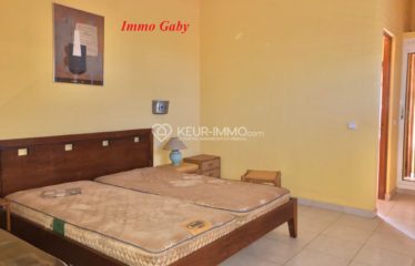 Villa de grand standing située à quelques mètres de la plage, proche des commerces. 2 000 m² de terrain arboré.