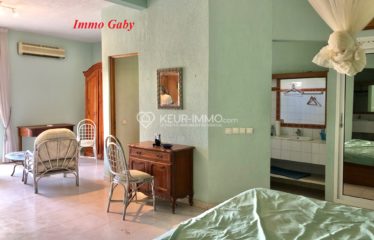 Villa de grand standing située à quelques mètres de la plage, proche des commerces. 2 000 m² de terrain arboré.