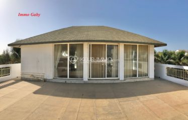 Villa de grand standing située à quelques mètres de la plage, proche des commerces. 2 000 m² de terrain arboré.