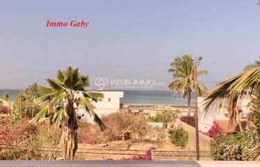 Villa de grand standing située à quelques mètres de la plage, proche des commerces. 2 000 m² de terrain arboré.