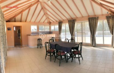 Villa de grand standing située à quelques mètres de la plage, proche des commerces. 2 000 m² de terrain arboré.