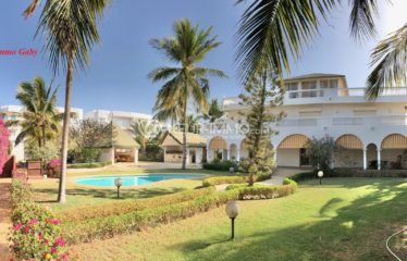 Villa de grand standing située à quelques mètres de la plage, proche des commerces. 2 000 m² de terrain arboré.