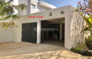 Villa de grand standing située à quelques mètres de la plage, proche des commerces. 2 000 m² de terrain arboré.