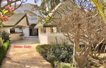 Villa de grand standing située à quelques mètres de la plage, proche des commerces. 2 000 m² de terrain arboré.