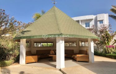 Villa de grand standing située à quelques mètres de la plage, proche des commerces. 2 000 m² de terrain arboré.