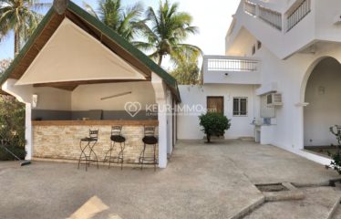 Villa de grand standing située à quelques mètres de la plage, proche des commerces. 2 000 m² de terrain arboré.