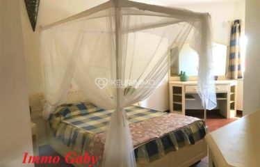 Charmant appartement de 173m² situé en plein centre de Saly, les Pieds dans l’eau. Proche de tous commerces !