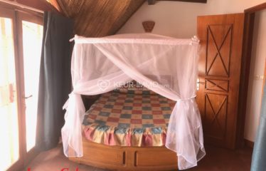 Charmant appartement de 173m² situé en plein centre de Saly, les Pieds dans l’eau. Proche de tous commerces !