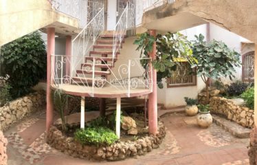 Charmant appartement de 173m² situé en plein centre de Saly, les Pieds dans l’eau. Proche de tous commerces !