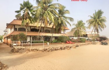 Charmant appartement de 173m² situé en plein centre de Saly, les Pieds dans l’eau. Proche de tous commerces !