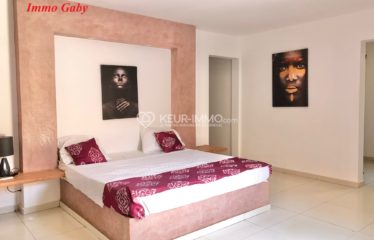 Villa avec de beaux volumes et lumineuse, située dans une résidence de standing, bâtie sur un terrain arboré de 1 063 m²