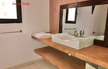 Villa avec de beaux volumes et lumineuse, située dans une résidence de standing, bâtie sur un terrain arboré de 1 063 m²