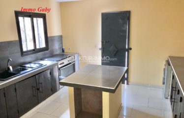 Villa avec de beaux volumes et lumineuse, située dans une résidence de standing, bâtie sur un terrain arboré de 1 063 m²