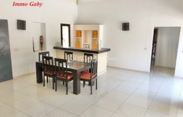 Villa avec de beaux volumes et lumineuse, située dans une résidence de standing, bâtie sur un terrain arboré de 1 063 m²