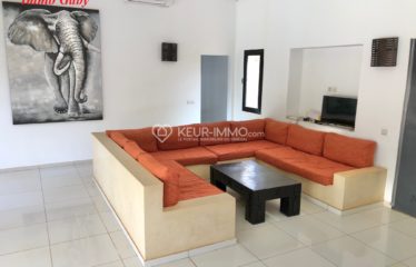 Villa avec de beaux volumes et lumineuse, située dans une résidence de standing, bâtie sur un terrain arboré de 1 063 m²