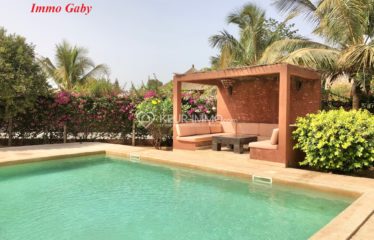 Villa avec de beaux volumes et lumineuse, située dans une résidence de standing, bâtie sur un terrain arboré de 1 063 m²