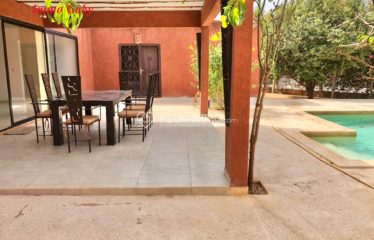 Villa avec de beaux volumes et lumineuse, située dans une résidence de standing, bâtie sur un terrain arboré de 1 063 m²