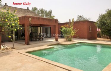 Villa avec de beaux volumes et lumineuse, située dans une résidence de standing, bâtie sur un terrain arboré de 1 063 m²