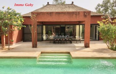 Villa avec de beaux volumes et lumineuse, située dans une résidence de standing, bâtie sur un terrain arboré de 1 063 m²