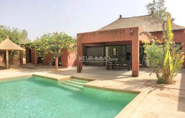 Villa avec de beaux volumes et lumineuse, située dans une résidence de standing, bâtie sur un terrain arboré de 1 063 m²