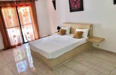 Villa avec de beaux volumes et lumineuse, située dans une résidence de standing, bâtie sur un terrain arboré de 1 063 m²