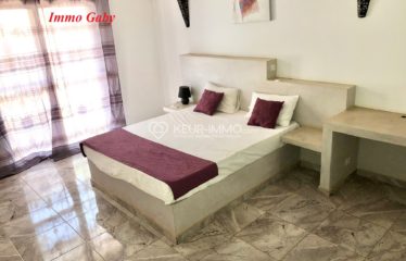 Villa avec de beaux volumes et lumineuse, située dans une résidence de standing, bâtie sur un terrain arboré de 1 063 m²