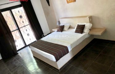 Villa avec de beaux volumes et lumineuse, située dans une résidence de standing, bâtie sur un terrain arboré de 1 063 m²