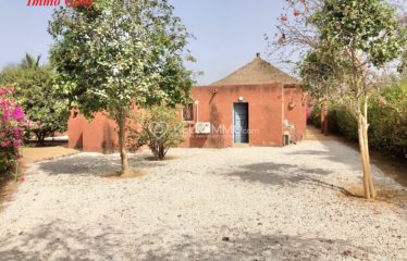 Villa avec de beaux volumes et lumineuse, située dans une résidence de standing, bâtie sur un terrain arboré de 1 063 m²