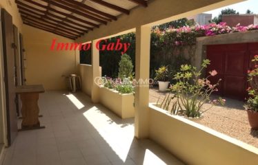 Villa située au centre de Saly, proche de la mer et des commerces.