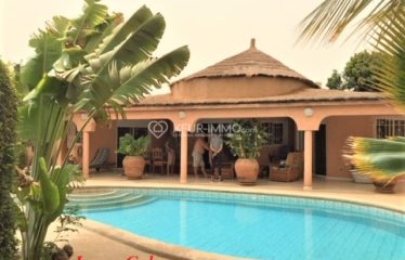 Villa située à l’entrée de Saly, à proximité de la route, commerces et plage. Proche des résidences du centre ville.