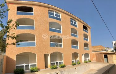 Somone : Immeuble situé à quelques mètres de la plage, Appartements vendus non meublé/ non équipé, piscine collective.