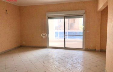 Somone : Immeuble situé à quelques mètres de la plage, Appartements vendus non meublé/ non équipé, piscine collective.