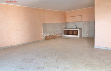 Somone : Immeuble situé à quelques mètres de la plage, Appartements vendus non meublé/ non équipé, piscine collective.