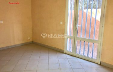 Somone : Immeuble situé à quelques mètres de la plage, Appartements vendus non meublé/ non équipé, piscine collective.