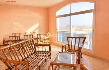 Somone : Immeuble situé à quelques mètres de la plage, Appartements vendus non meublé/ non équipé, piscine collective.