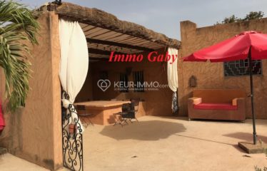 Villa de plain-pied située dans un quartier résidentiel entre Ngaparou et Nguerign. Grand jardin arboré.