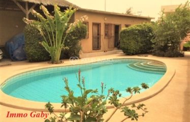 Villa située à l’entrée de Saly, à proximité de la route, commerces et plage. Proche des résidences du centre ville.