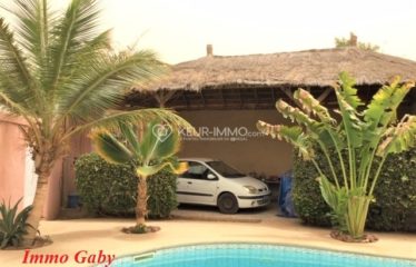 Villa située à l’entrée de Saly, à proximité de la route, commerces et plage. Proche des résidences du centre ville.