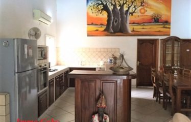 Villa située à l’entrée de Saly, à proximité de la route, commerces et plage. Proche des résidences du centre ville.