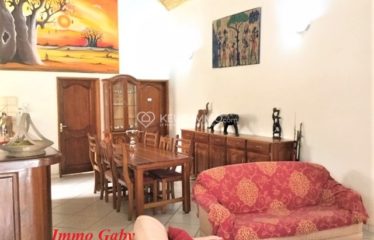 Villa située à l’entrée de Saly, à proximité de la route, commerces et plage. Proche des résidences du centre ville.