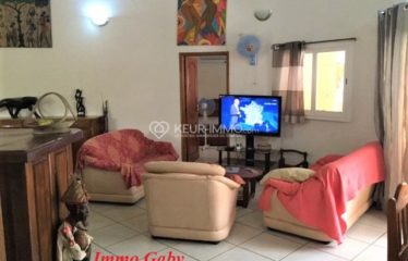 Villa située à l’entrée de Saly, à proximité de la route, commerces et plage. Proche des résidences du centre ville.