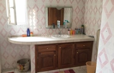 Villa située à l’entrée de Saly, à proximité de la route, commerces et plage. Proche des résidences du centre ville.