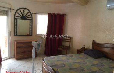 Villa située à l’entrée de Saly, à proximité de la route, commerces et plage. Proche des résidences du centre ville.