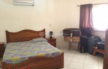 Villa située à l’entrée de Saly, à proximité de la route, commerces et plage. Proche des résidences du centre ville.