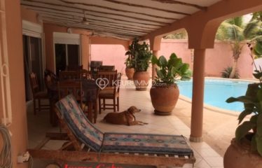 Villa située à l’entrée de Saly, à proximité de la route, commerces et plage. Proche des résidences du centre ville.