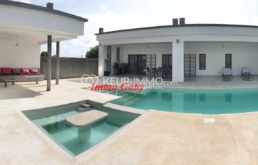 Superbe villa neuve épurée située dans un Domaine, proche de la mer, de la route et du Saly Center. Mobilier et équipements de qualité.