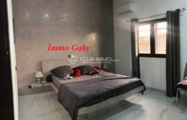 Superbe villa neuve épurée située dans un Domaine, proche de la mer, de la route et du Saly Center. Mobilier et équipements de qualité.