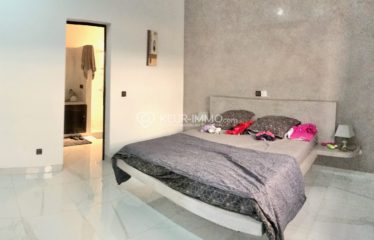 Superbe villa neuve épurée située dans un Domaine, proche de la mer, de la route et du Saly Center. Mobilier et équipements de qualité.